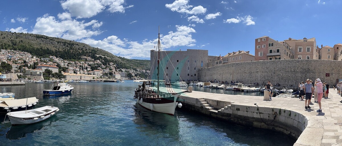 Alter Hafen unter den Stadtmauern von Dubrovnik