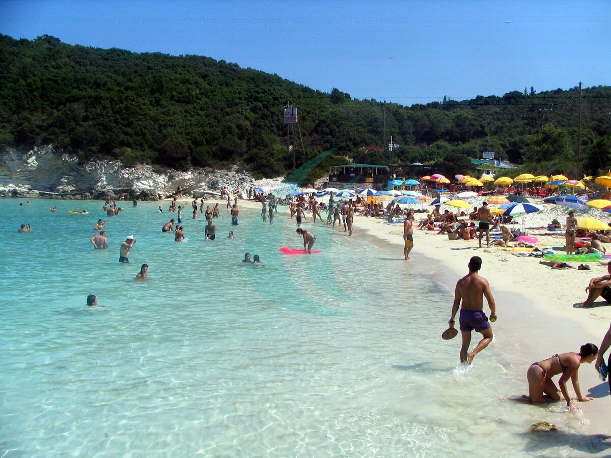 Die helle Badebucht Vrika auf Antipaxos