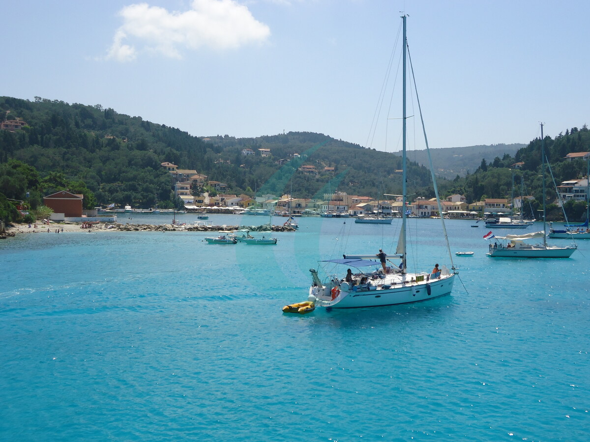 Segelyachten in der grünen Bucht von Lakka auf Paxos