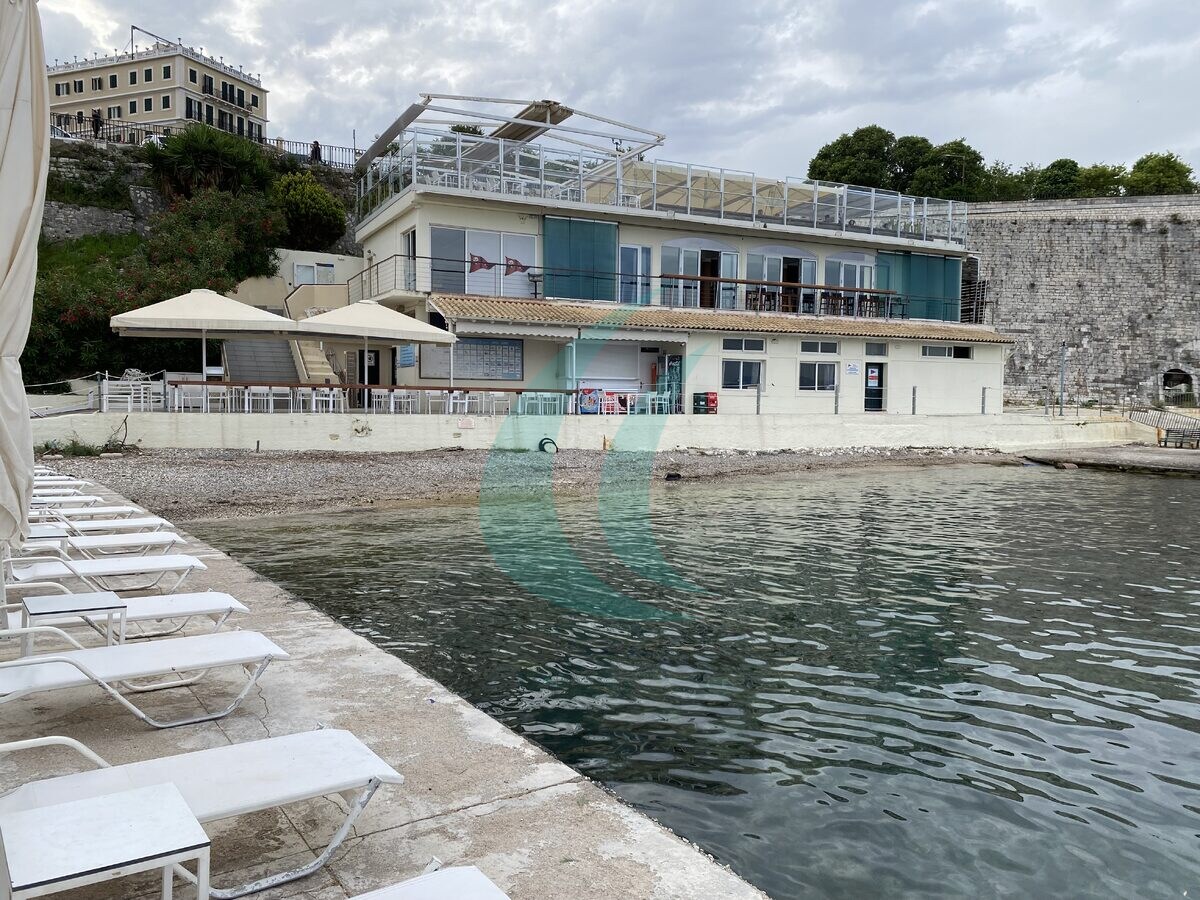 Das Becken des Nautical Athletic Club of Corfu unter der Stadtmauer