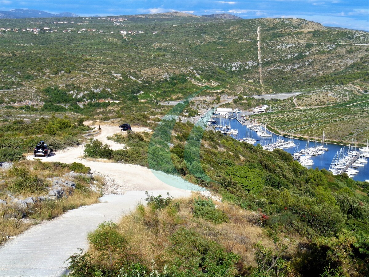 Segelyachten und bewaldete Hänge in der Marina Kremik südlich von Primošten.